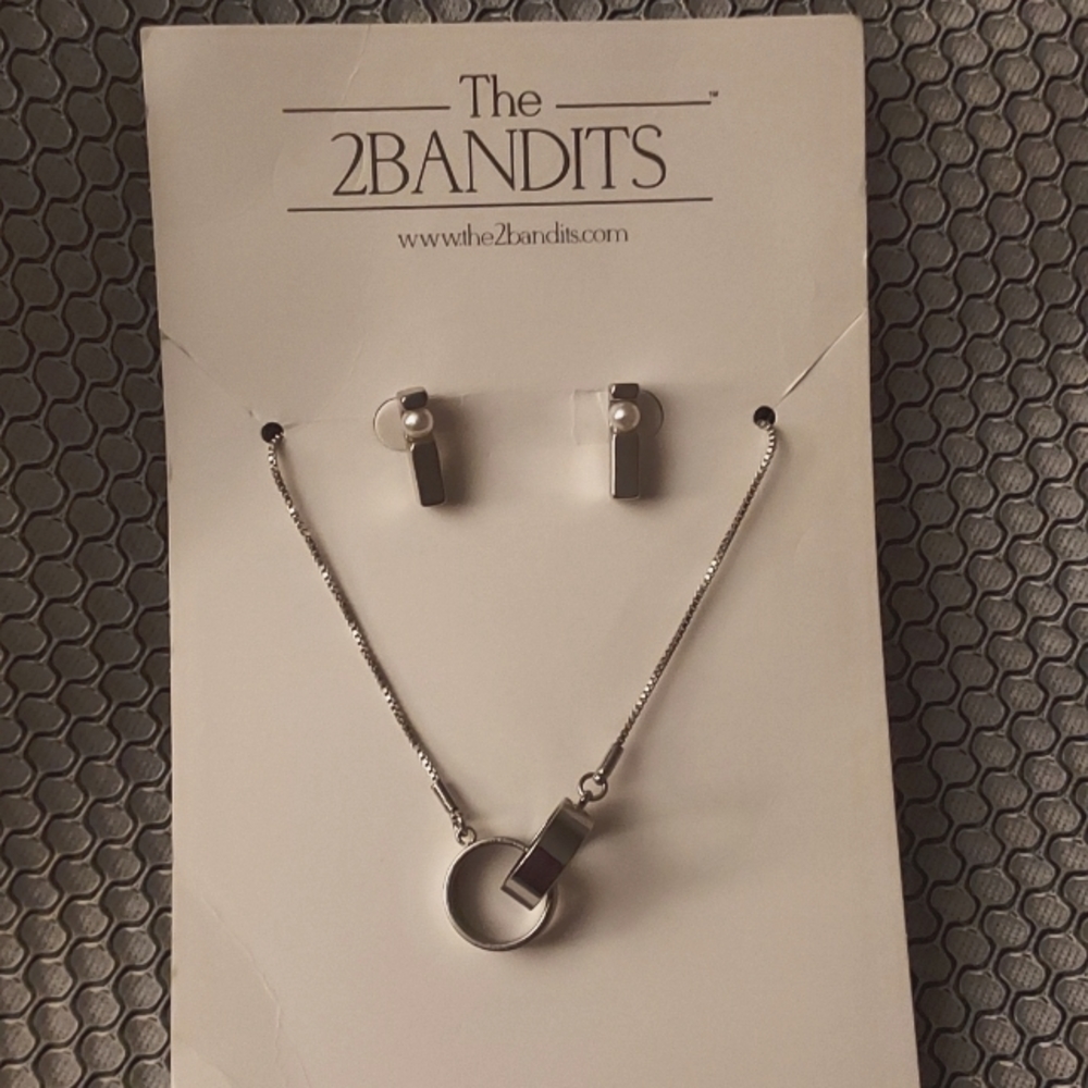Necklace and earing set